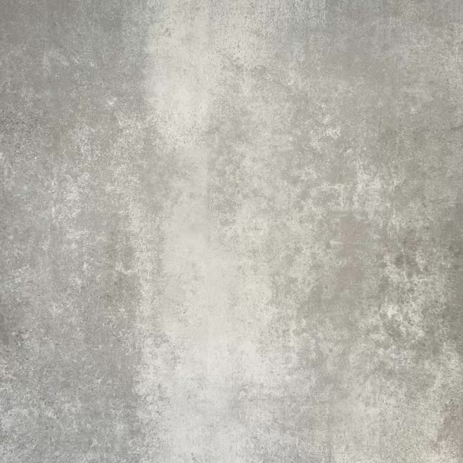 Video mit Almeira Felis Feinsteinzeugfliesen im marokkanischen Stil für Wand und Boden im markanten geometrischen Punkt- und Linienmuster in Schwarz und Weiß, Format 20 × 20 cm, das Muster und Oberflächendetails hervorhebt.