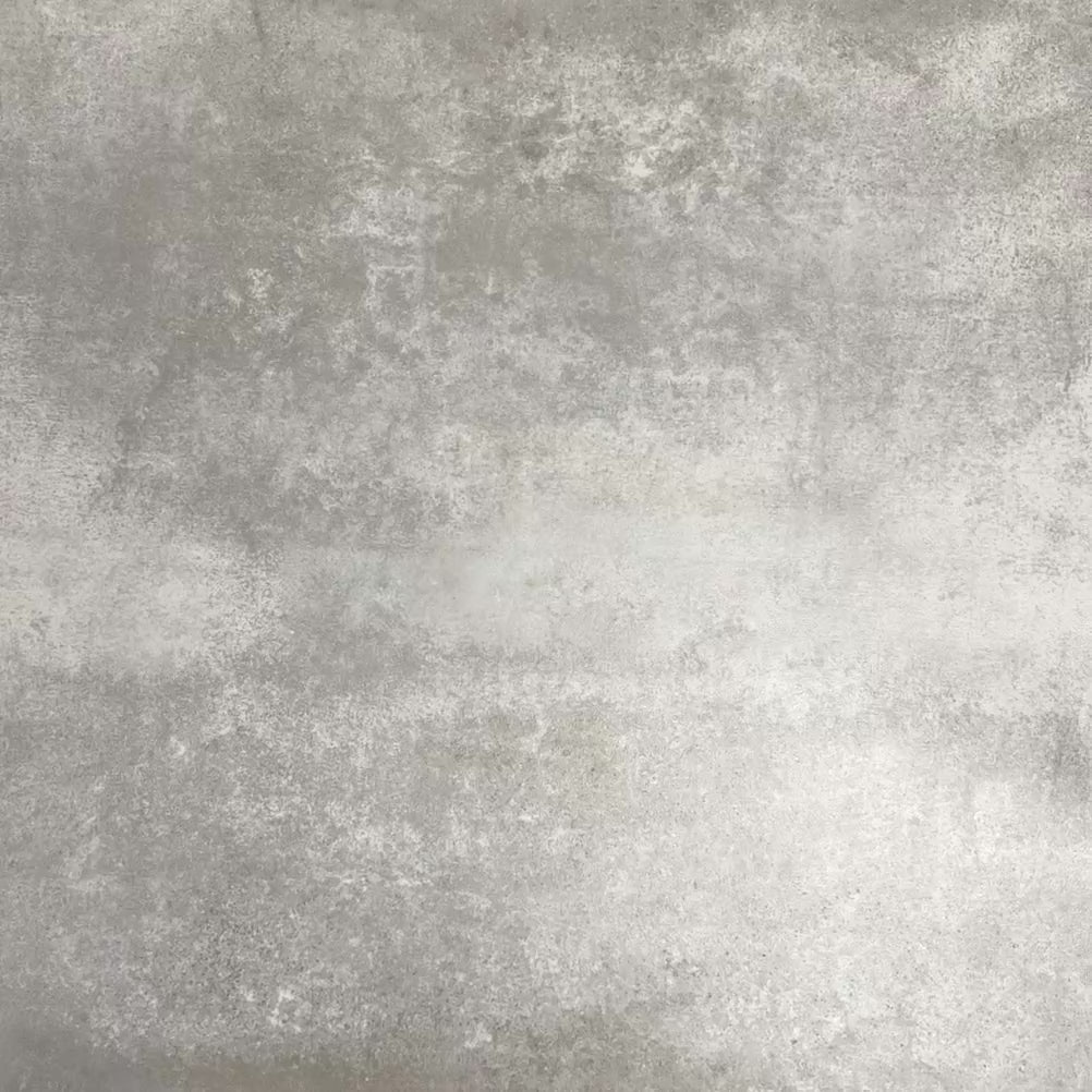 Video mit Berlin Kreuz Feinsteinzeugfliesen im Format 20 × 20 cm im viktorianisch-marokkanisch inspirierten Stil, gemeinsam arrangiert zur Darstellung des wiederkehrenden geometrischen Sternmusters in Burgunder-, sanften Blau- und Cremetönen, inspiriert von traditionellen dekorativen Bodenfliesen im viktorianischen Stil.