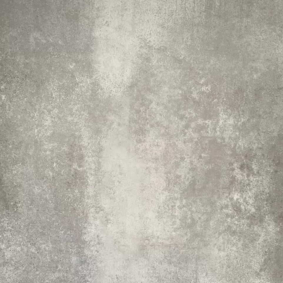 Video mit Berber Mequinez Blau Feinsteinzeugfliesen im marokkanischen Stil im Format 15 × 15 cm, das das sanfte geometrische Muster in Blau und Creme sowie die Oberflächendetails der Fliese zeigt.