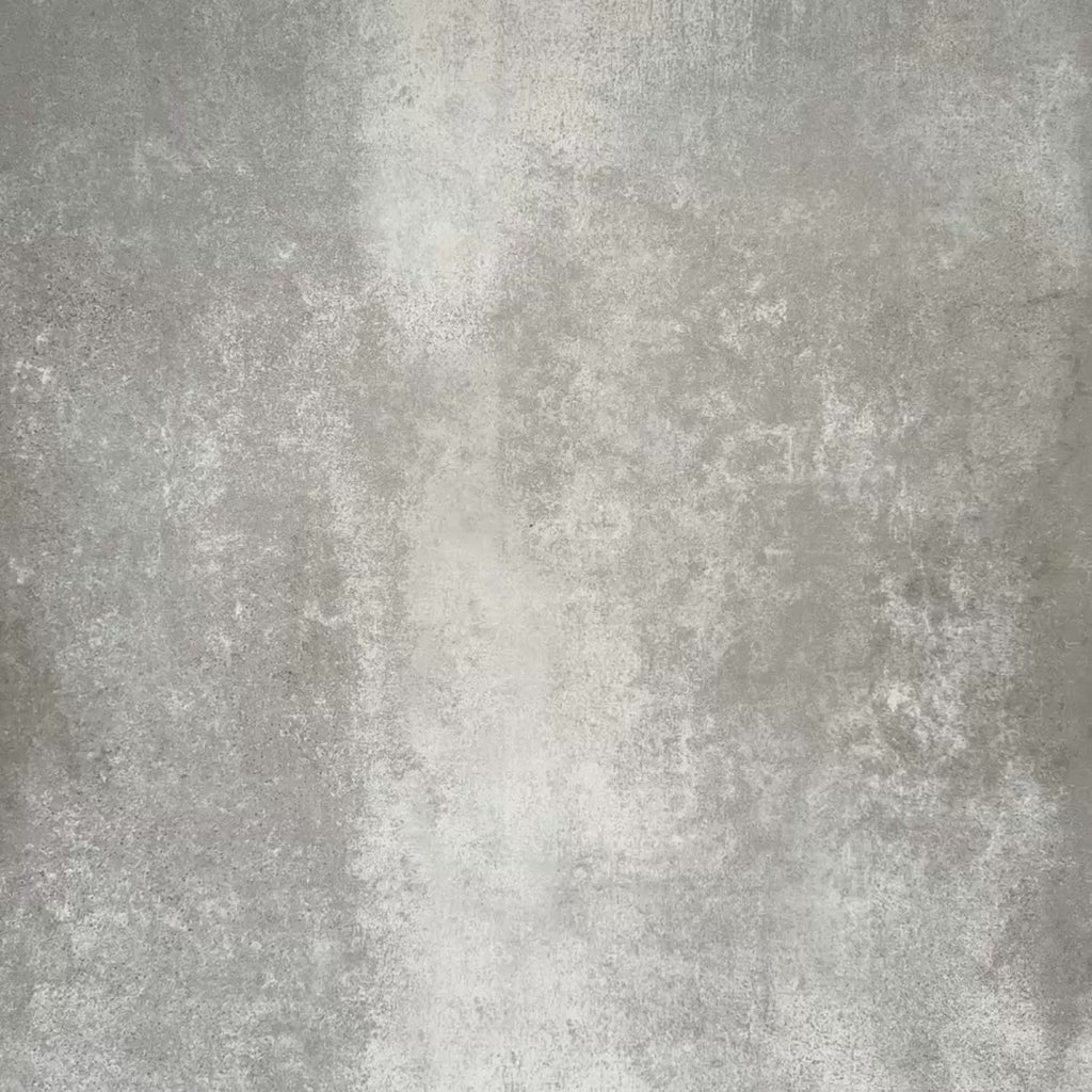 Video mit Zellige Rosa Quadrat Keramikfliesen im marokkanischen Stil im Format 13,2 × 13,2 cm, gezeigt in sanften Blush-, Altrosa- und warmen Rosétönen. Die Fliesen werden im einfachen Raster auf einem strukturierten grauen Hintergrund angeordnet, um die feine Farbvariation und die sanft unregelmäßigen Kanten der handgefertigten Zellige-Oberfläche hervorzuheben.