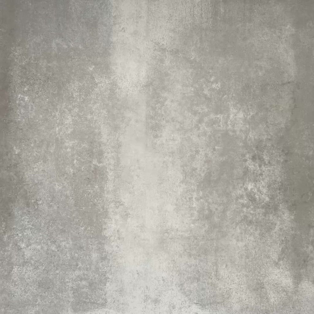 Video mit Abstrakte Winkel Musterfliese im Format 20 × 20 cm, in einem wiederholten Raster gezeigt, um das markante, kantige Geometriedesign hervorzuheben. Gedecktes Grün, tiefes Anthrazit und sanfte Cremetöne schaffen ein klares, zeitgemäßes Muster – ideal für Akzentwände, Bodenflächen oder dekorative Küchenrückwände.