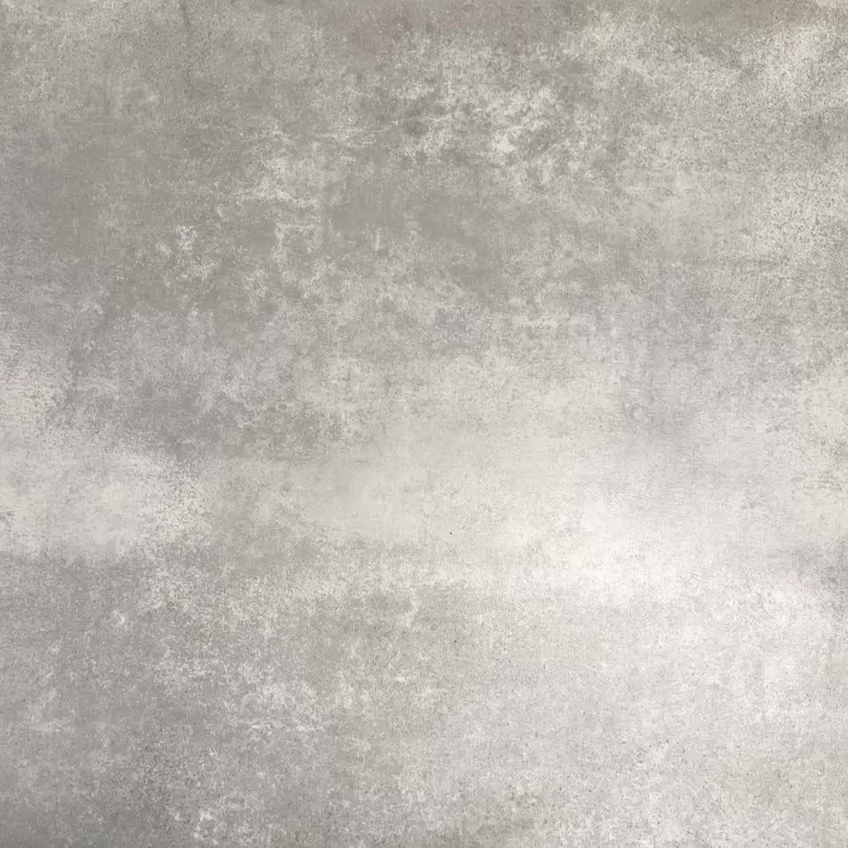 Video mit Berlin Trondite Feinsteinzeugfliesen im Format 20 × 20 cm im viktorianisch-marokkanisch inspirierten Stil, gemeinsam arrangiert zur Darstellung des wiederkehrenden geometrischen Musters in Blau und Weiß, inspiriert von klassischen dekorativen Bodenfliesen.