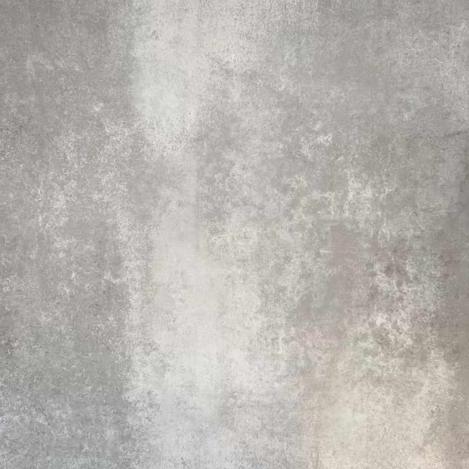 Video mit Almeria Kathedrale Feinsteinzeugfliesen im marokkanischen Stil für Wand und Boden im Format 20 × 20 cm, das das markante geometrische Schwarz-Weiß-Design sowie die Oberflächenstruktur der Fliese hervorhebt.