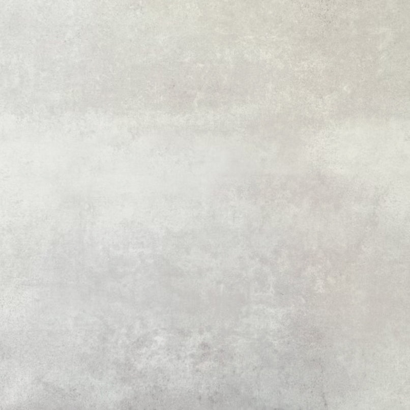 Video mit Medina Hormuz Salbeigrün / Grau Porzellanfliesen im marokkanischen Stil im Hexagonformat (18,7 × 21,6 cm), das das ausdrucksstarke sterninspirierte geometrische Muster sowie die kontrastierenden Salbeigrün-, Grau- und Weißtöne beim gemeinsamen Auslegen der Fliesen hervorhebt.