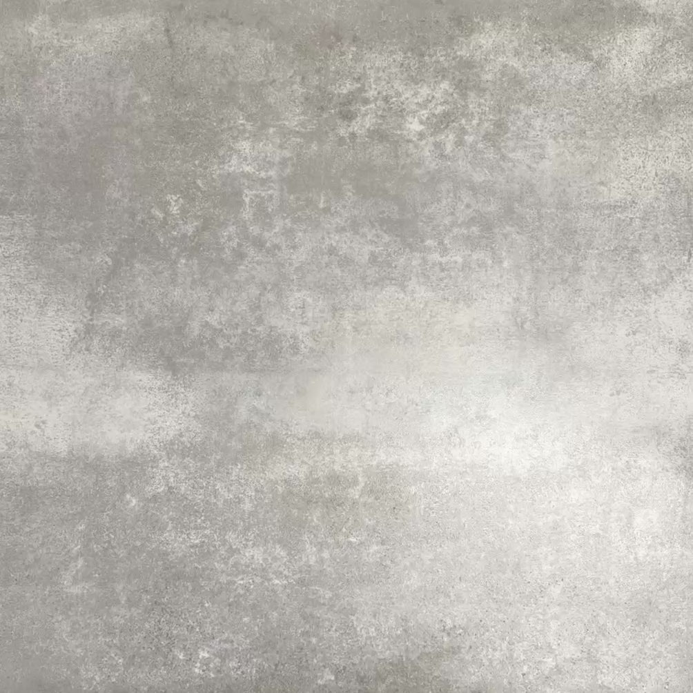 Video mit Berlin Trondite Grün Keramikfliesen im Format 20 × 20 cm im viktorianisch-marokkanisch inspirierten Stil, angeordnet als vier Fliesen zur Bildung eines dekorativen Sternmusters. Gezeigt werden filigrane weiße Details auf einem sanften salbeigrünen Hintergrund.