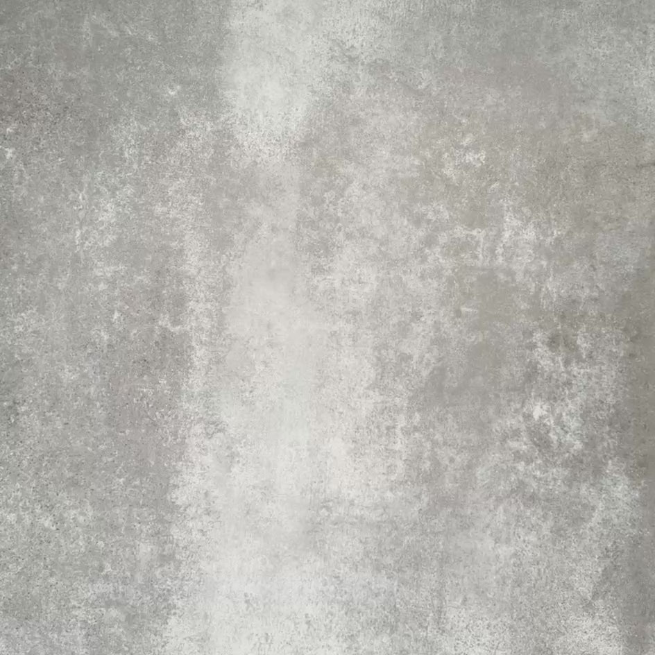 Video mit Zellige Pfauengrün Keramik-Ziegelfliesen im marokkanischen Stil im Format 6,5 × 20 cm, im Fischgrätmuster arrangiert. Die satten Blau-Grün-Töne, die glänzende Glasur und die natürliche Farbvariation werden eindrucksvoll in Szene gesetzt.