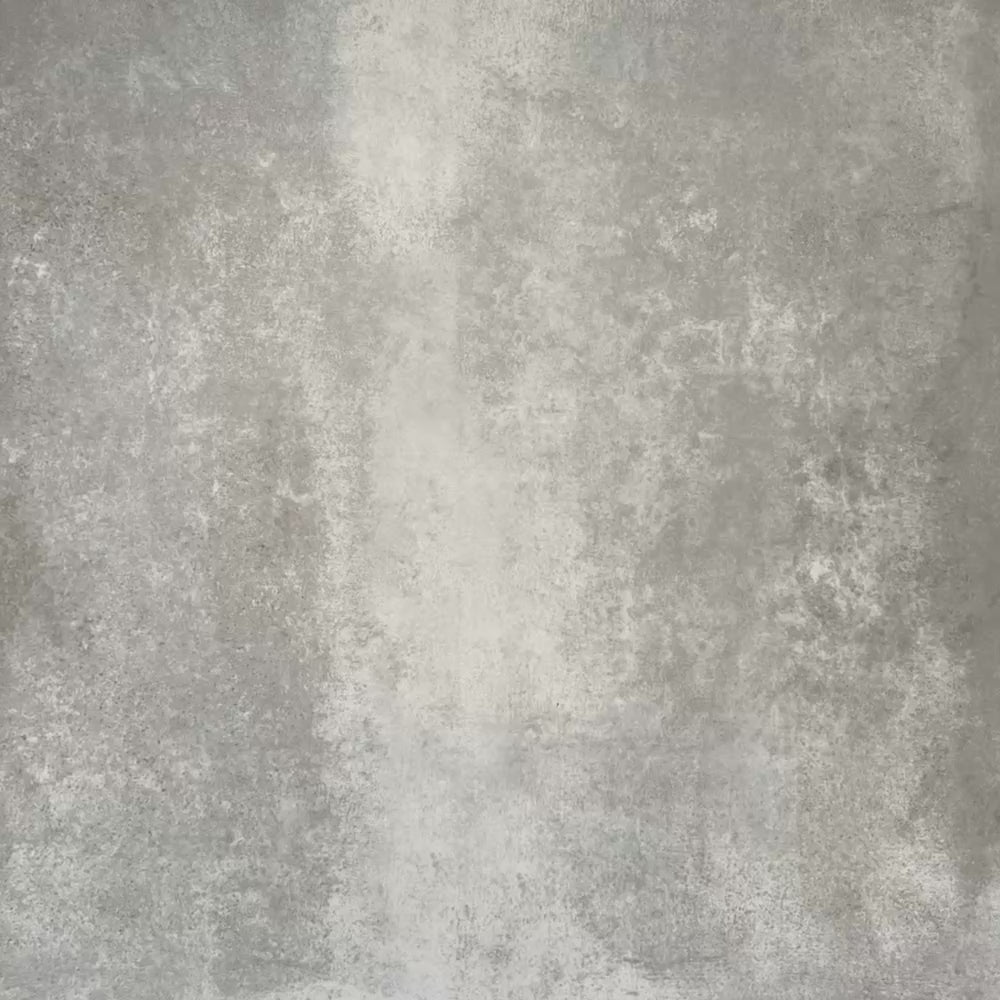 Video mit Abstrakter Iris Musterfliese im Format 20 × 20 cm, in einem wiederholten Raster verlegt, um das detailreiche geometrische Design zu präsentieren. Sanfte Petrol- und Cremetöne treffen auf tiefblaue Rautenmotive und feine rote Akzente und schaffen ein markantes, dekoratives Muster – ideal für Akzentwände, Bodenflächen oder ausdrucksstarke Küchenrückwände.