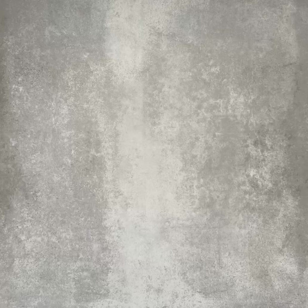 Video mit Abstrakte Sanduhr Musterfliese im Format 20 × 20 cm, in einem wiederholten Raster präsentiert, um das markante geometrische Sanduhrdesign hervorzuheben. Gedeckte Grüntöne und sanfte Cremenuancen, eingefasst von anthrazitfarbenen Details, schaffen ein klares, zeitgemäßes Muster – ideal für Akzentwände, Bodenflächen oder dekorative Küchenrückwände.