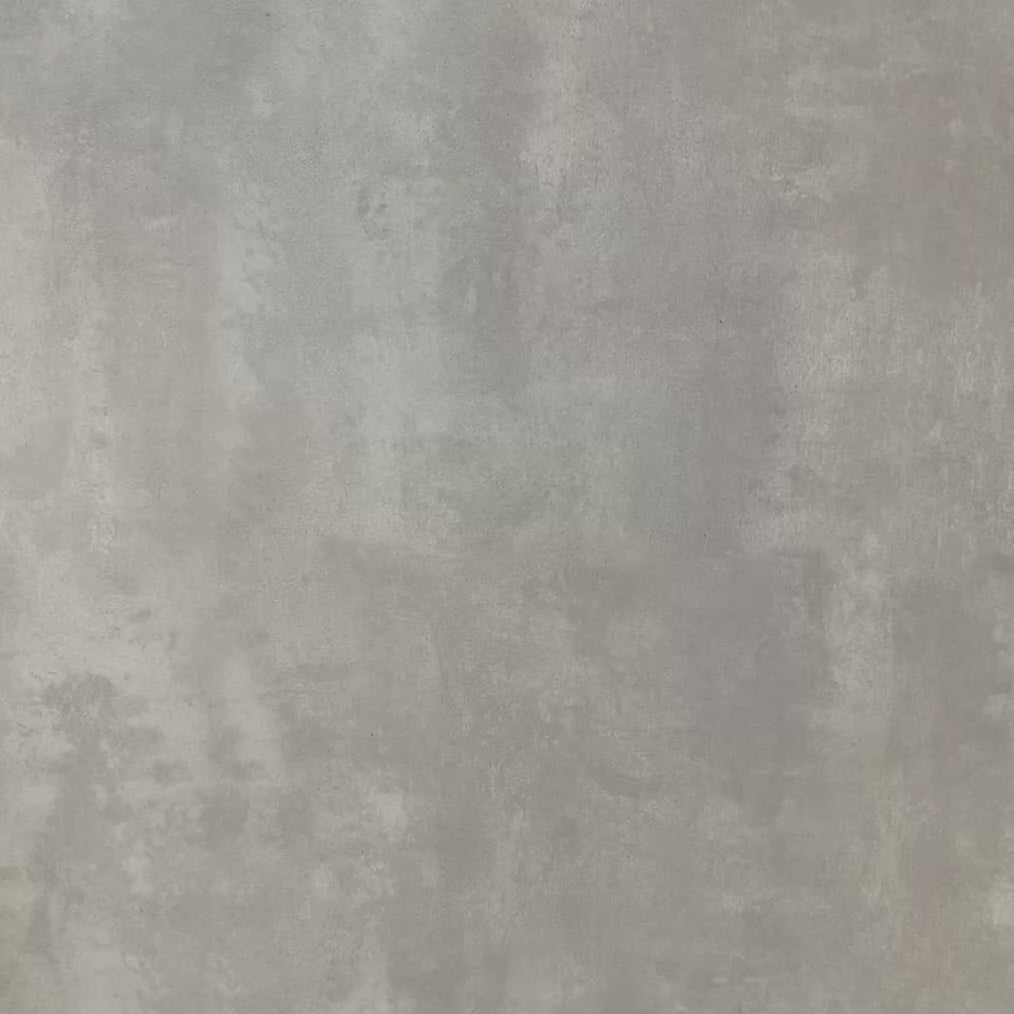 Video mit Agadir Blau Fliesen im marokkanischen Stil im Format 20 × 20 cm aus Feinsteinzeug, das das detailreiche geometrische Sternmuster in Blau, Schwarz und Weiß sowie die Oberflächenstruktur der Fliese hervorhebt.