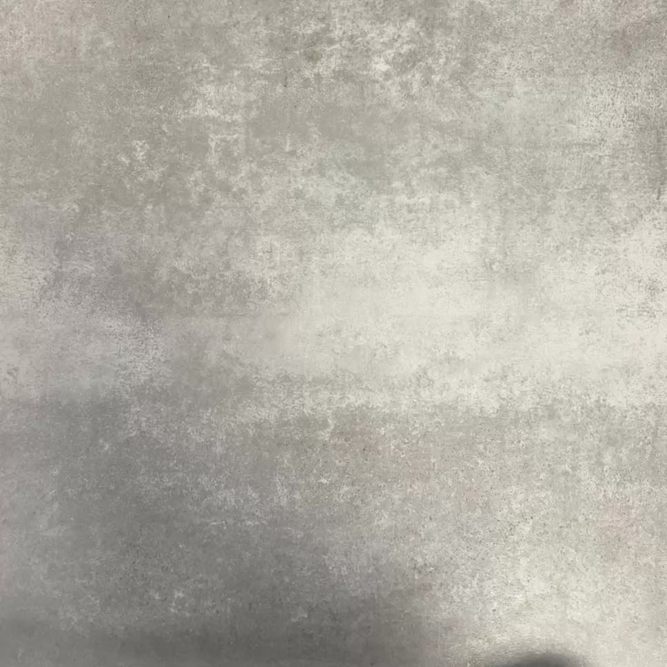 Video mit vier Fayrouz Bordeaux 15,2 × 15,2 cm Naturmarmorfliesen mit getrommelter Oberfläche, nebeneinander angeordnet, das satte Rottöne, natürliche Maserung und Oberflächenvariation vor einem neutralen, strukturierten Hintergrund zeigt.