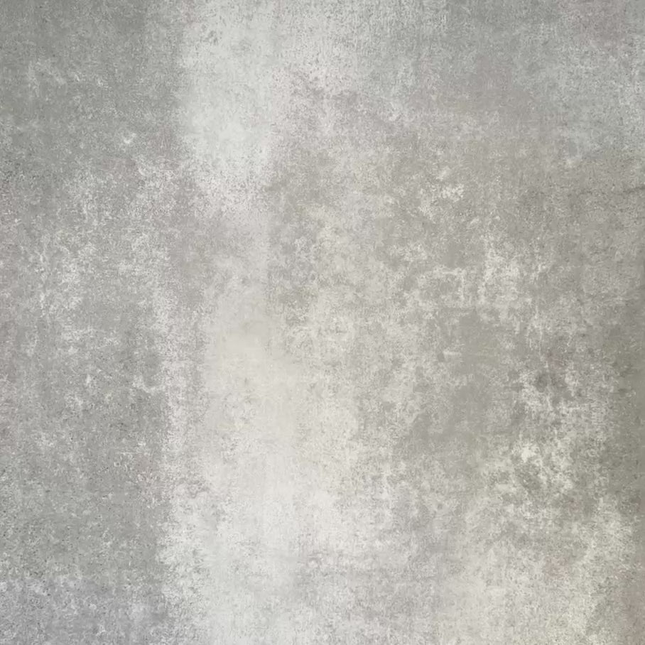 Video mit Almeira Palast Feinsteinzeugfliesen im marokkanischen Stil für Wand und Boden im Format 20 × 20 cm, das das feine geometrische Linienmuster in Schwarz auf weißem Grund sowie die Oberflächenstruktur der Fliese hervorhebt.