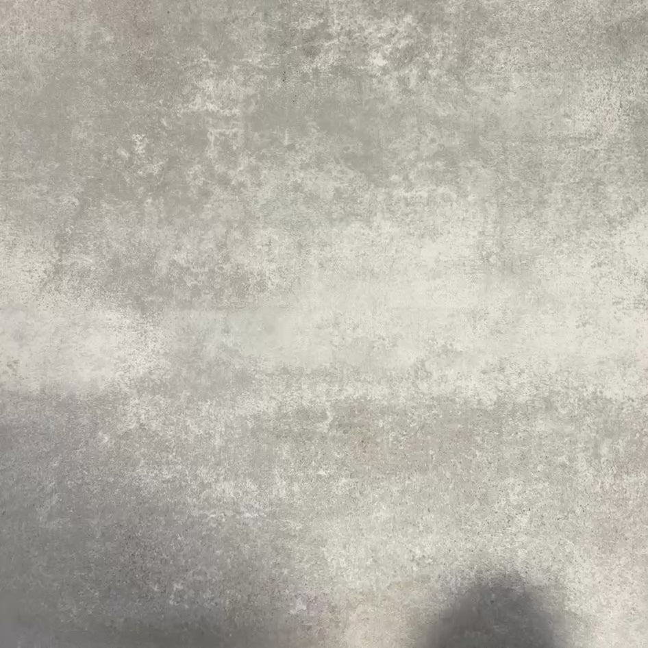 Video mit vier Fayrouz Cappuccino 15,2 × 15,2 cm Naturmarmorfliesen mit getrommelter Oberfläche, nebeneinander angeordnet, das sanfte Cremetöne, dezente Maserung und natürliche Variation vor einem neutralen, strukturierten Hintergrund zeigt.