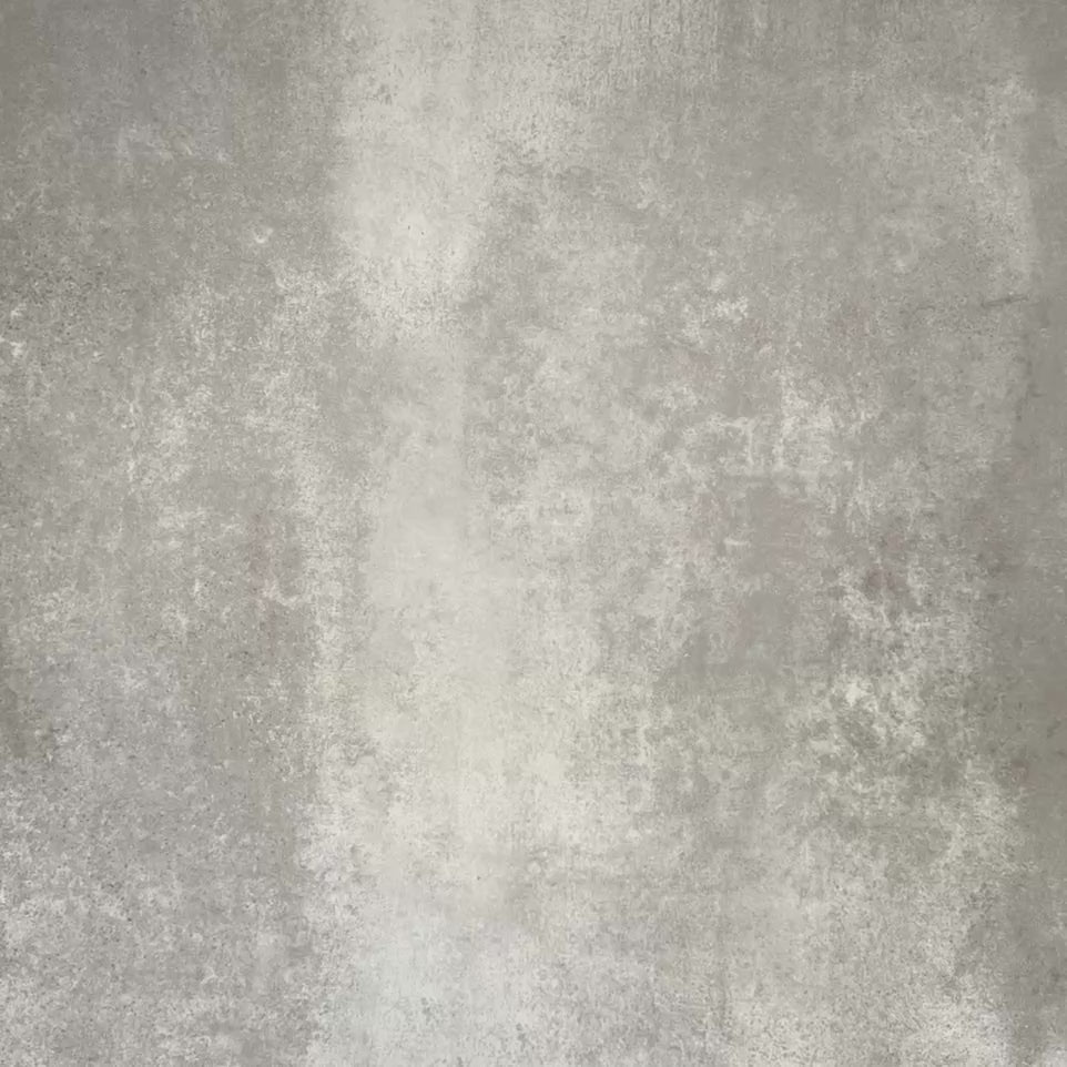 Video mit Kuba Laurent Nantes Fliesen im marokkanischen Stil im Format 20 × 20 cm, dargestellt als durchgehendes Muster. Zu sehen sind florale Motive in sanftem Grün kombiniert mit runden Mosaik-Details und neutralen Steinoptik-Tönen, die ein ausgewogenes, dekoratives Wand- oder Bodenfliesenbild im Stil traditioneller marokkanischer Designs zeigen.