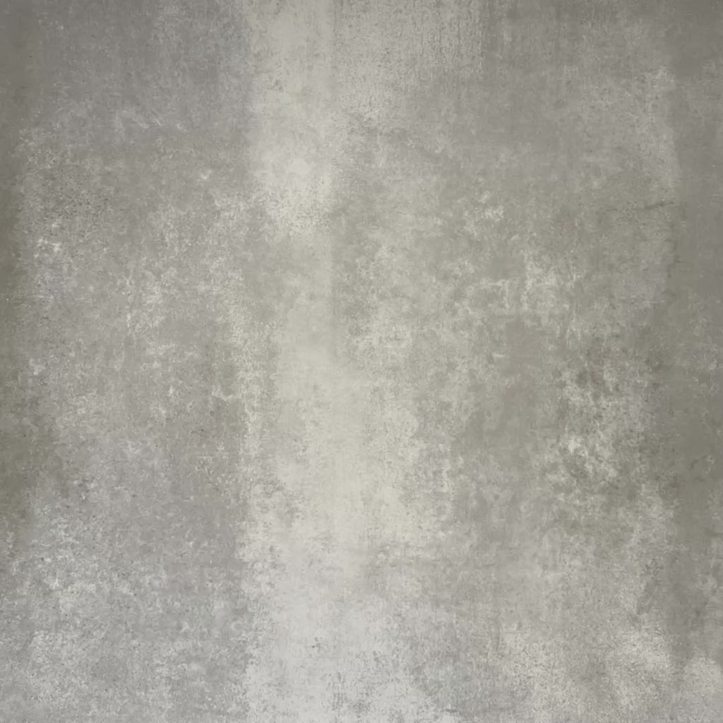 Video mit Abstrakte Kreise Musterfliese im Format 20 × 20 cm, in einem wiederholten Raster gezeigt, um das markante kreisförmige Design zu betonen. Tiefe Grüntöne, Anthrazit und sanfte Cremenuancen schaffen ein ausdrucksstarkes und zugleich ausgewogenes Muster, ergänzt durch florale Akzente – ideal als dekoratives Element für Boden-, Wand- oder Spritzschutzflächen.