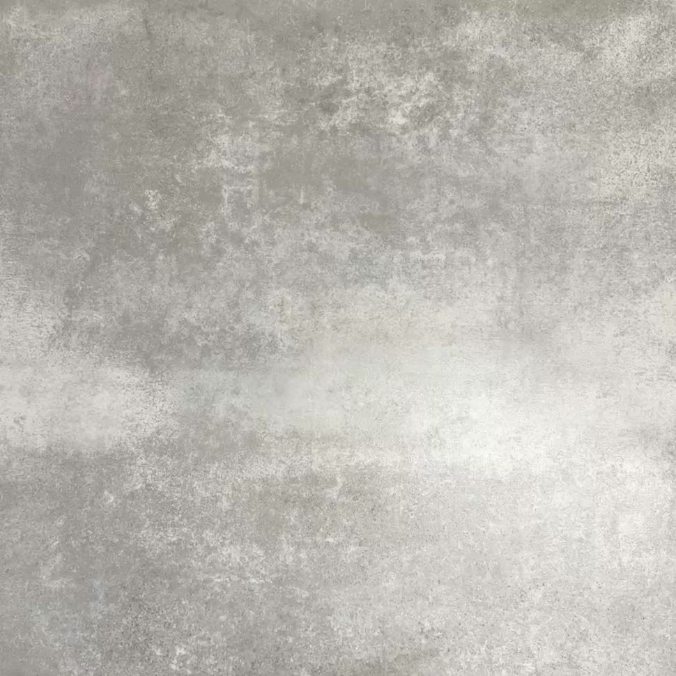 Video mit Berlin Köpenick Feinsteinzeugfliesen im Format 20 × 20 cm im viktorianisch-marokkanisch inspirierten Stil, gemeinsam arrangiert zur Darstellung des wiederkehrenden geometrischen Musters in sanften Blau-, Creme- und Anthrazittönen, inspiriert von traditionellen dekorativen Bodenfliesen im viktorianischen Stil.
