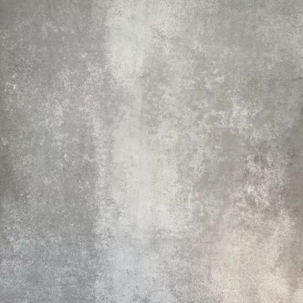 Video mit Almeira Giza Feinsteinzeugfliesen im marokkanischen Stil für Wand und Boden im markanten geometrischen Dreiecksmuster in Schwarz und Weiß, Format 20 × 20 cm, das Muster und Oberflächendetails hervorhebt.