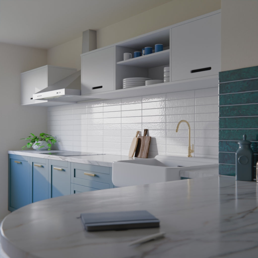 Modernes Badezimmer mit Bora Bora Ziegel Weißer Sand Keramik-Wandfliesen im schlanken Riemchenformat 6,5 × 32,8 cm mit Fluxglasur, vertikal und horizontal verlegt, für eine sanft strukturierte Akzentwand. Freistehende Badewanne, Messingdetails, Tageslicht und Grünpflanzen sorgen für eine entspannte, spaartige Atmosphäre.