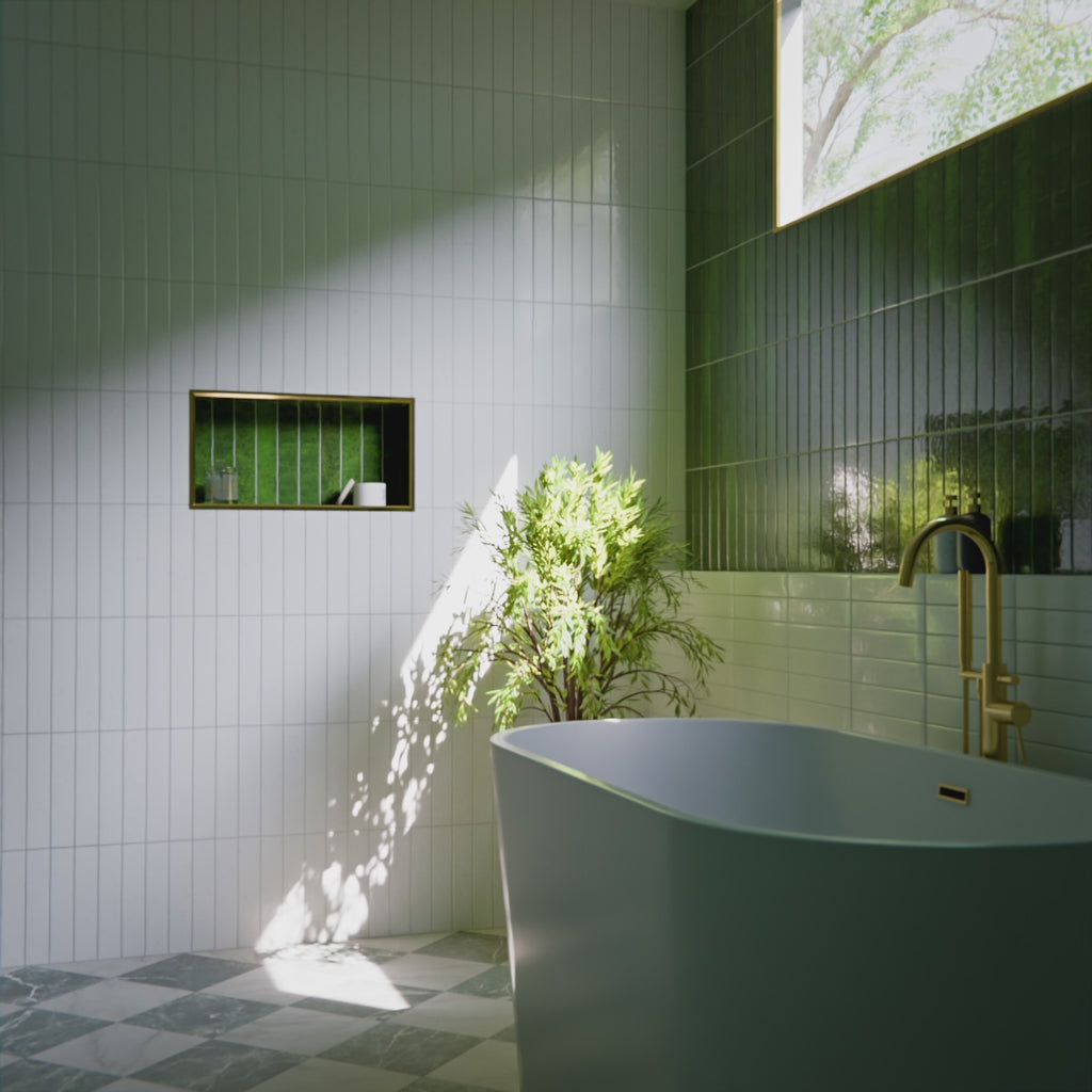 Moderne Küche mit Bora Bora Ziegel Weißer Sand Keramik-Wandfliesen im schlanken Riemchenformat 6,5 × 32,8 cm mit Fluxglasur, horizontal als Rückwand hinter blauen Schrankfronten verlegt. Weiße Arbeitsplatten, offene Regale und Messingarmaturen unterstreichen den klaren, modernen Stil.